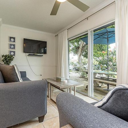 Heat Of Siesta Village Walk To Beach W Heated Pool Siesta Key Exterior photo