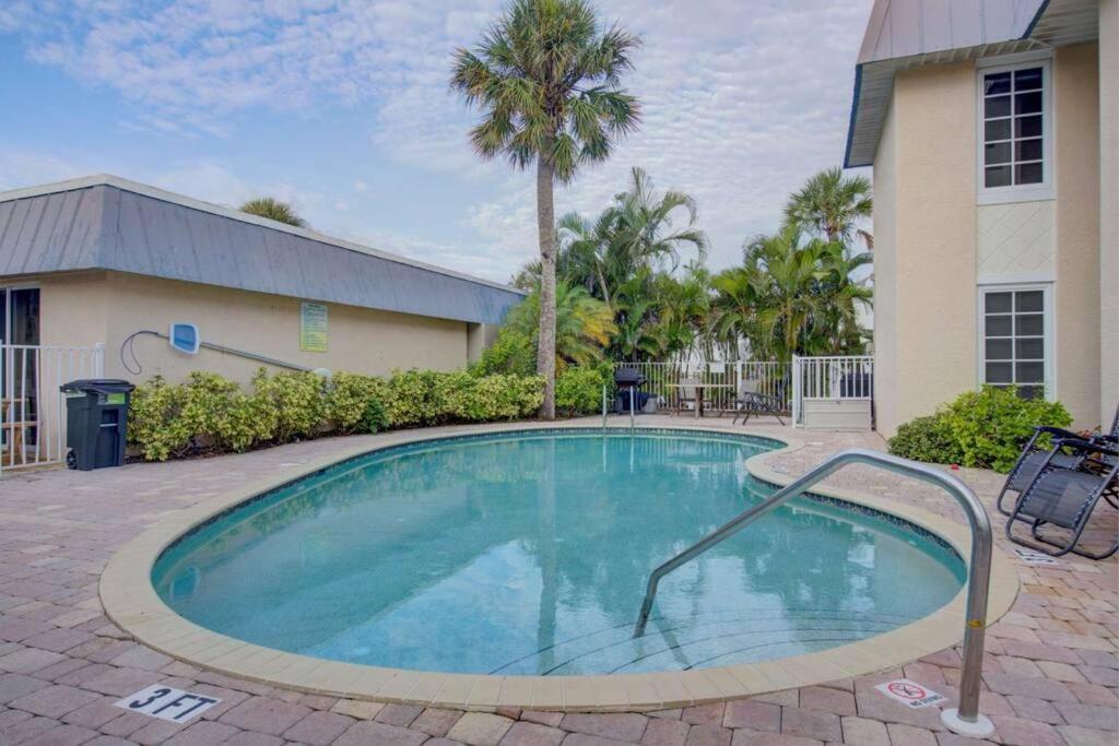 Heat Of Siesta Village Walk To Beach W Heated Pool Siesta Key Exterior photo
