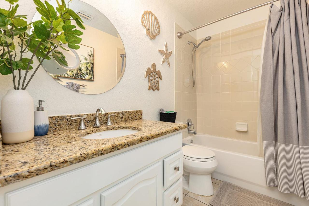 Heat Of Siesta Village Walk To Beach W Heated Pool Siesta Key Exterior photo